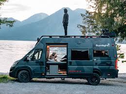 Conviértete en un viajero con estilo gracias a las furgocasa campervans